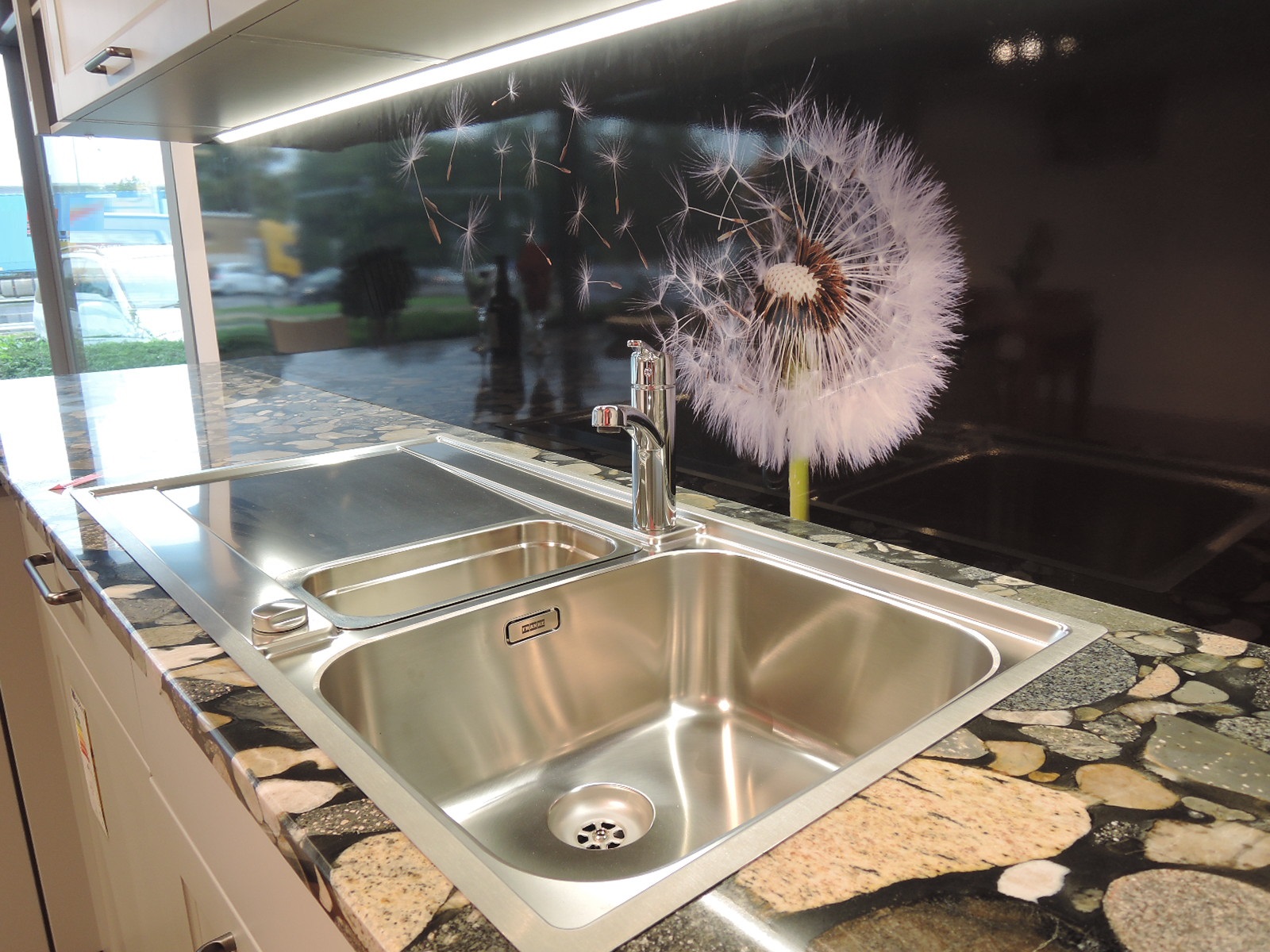 Seitlicher Blick auf die Spüle und auf die Nischenrückwand