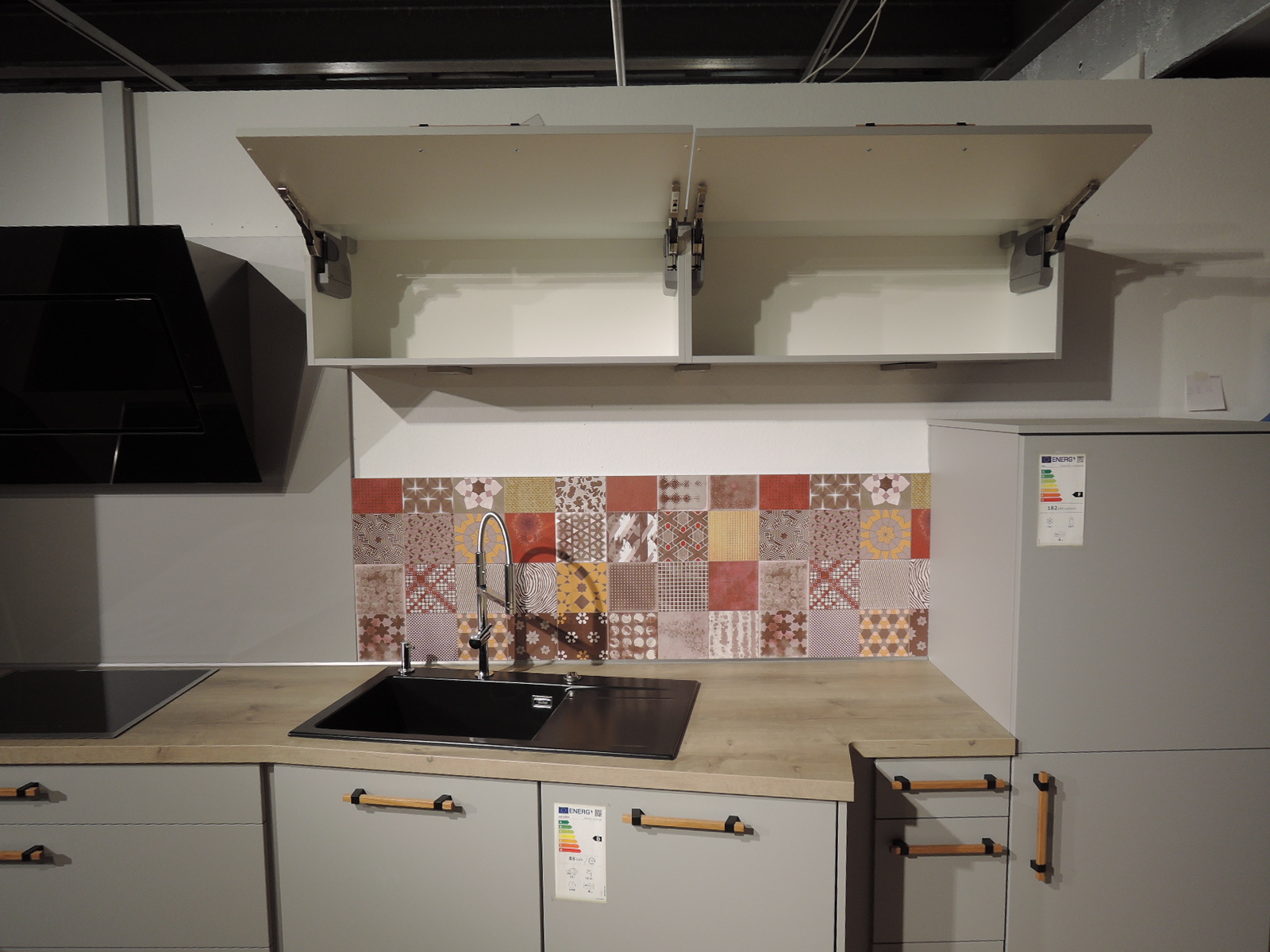 Blick auf und in die geöffneten Hängeklappschränke