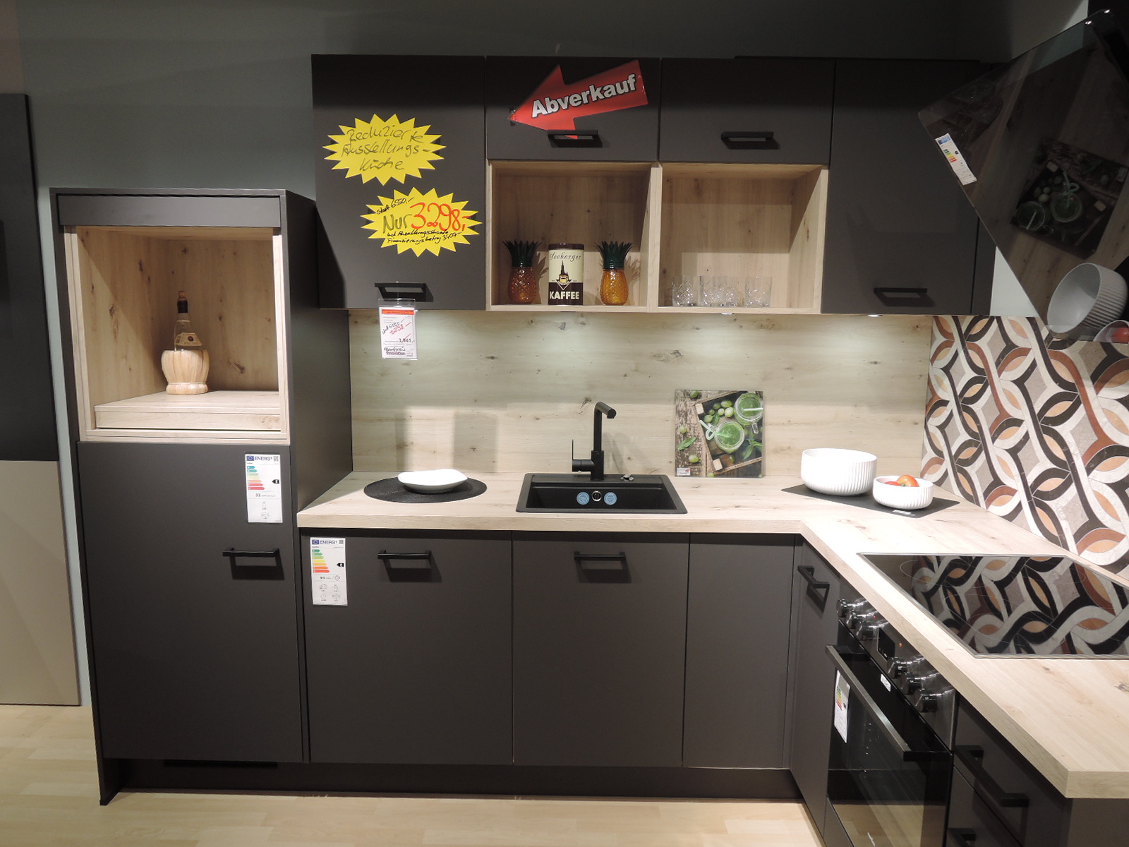 Blick auf die linke Seite der Einbauküche IP 3150