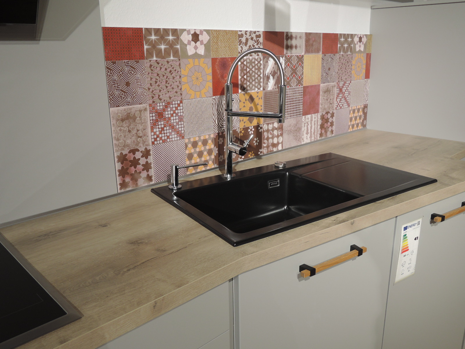 Blick auf die Nischenrückwand und den Hebelmischer mit Spüle