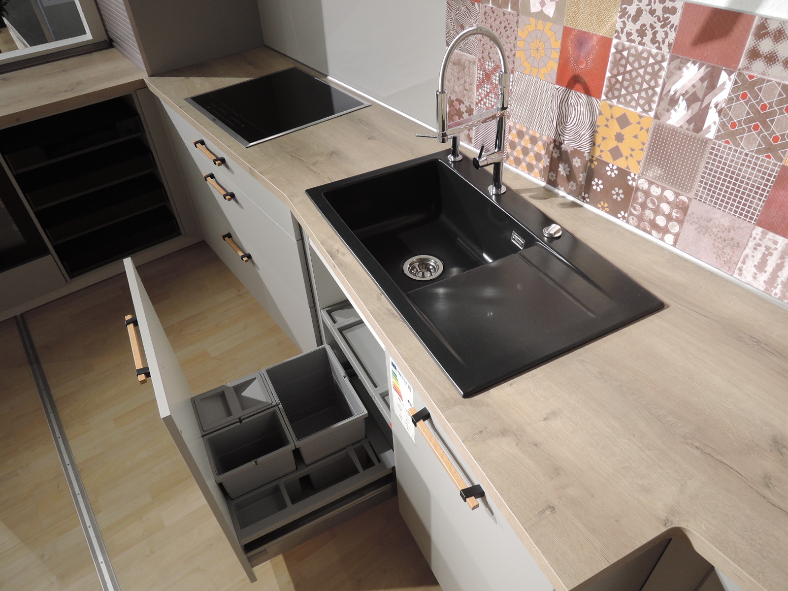 Blick von oben in das geöffnete Mülltrennsystem und in die Spüle