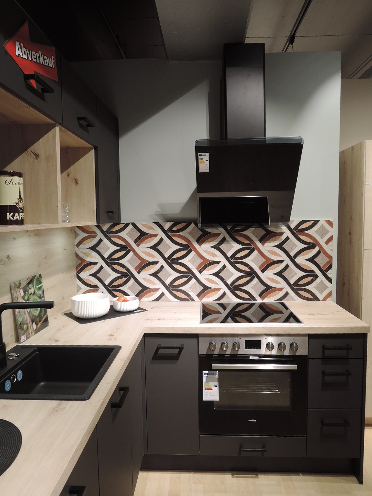 Blick auf die rechte Seite der Einbauküche IP 3150