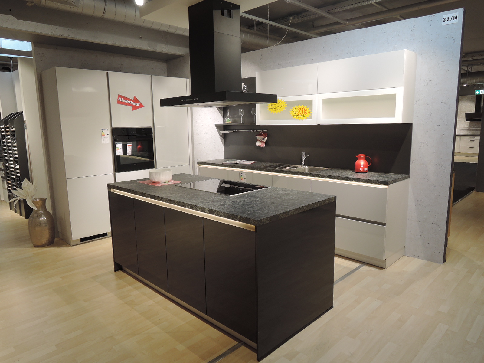 Gesamtansicht der Ausstellungsküche 181198, IP 4050 der Marke Impuls