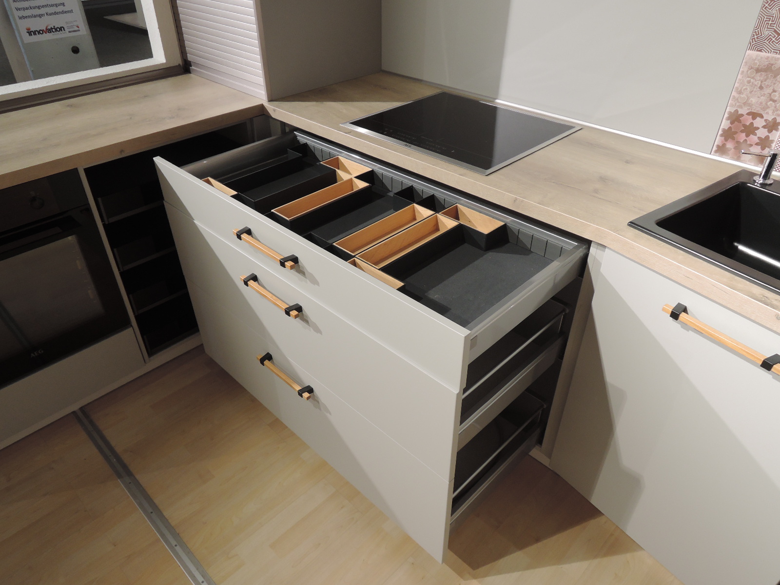 Blick in die geöffneten Auszüge unterhalb des Kochfeldes