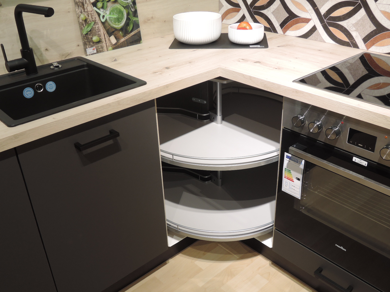 Blick in das geöffnete Drehrondell in der Ecke zwischen Spüle und Einbauherd