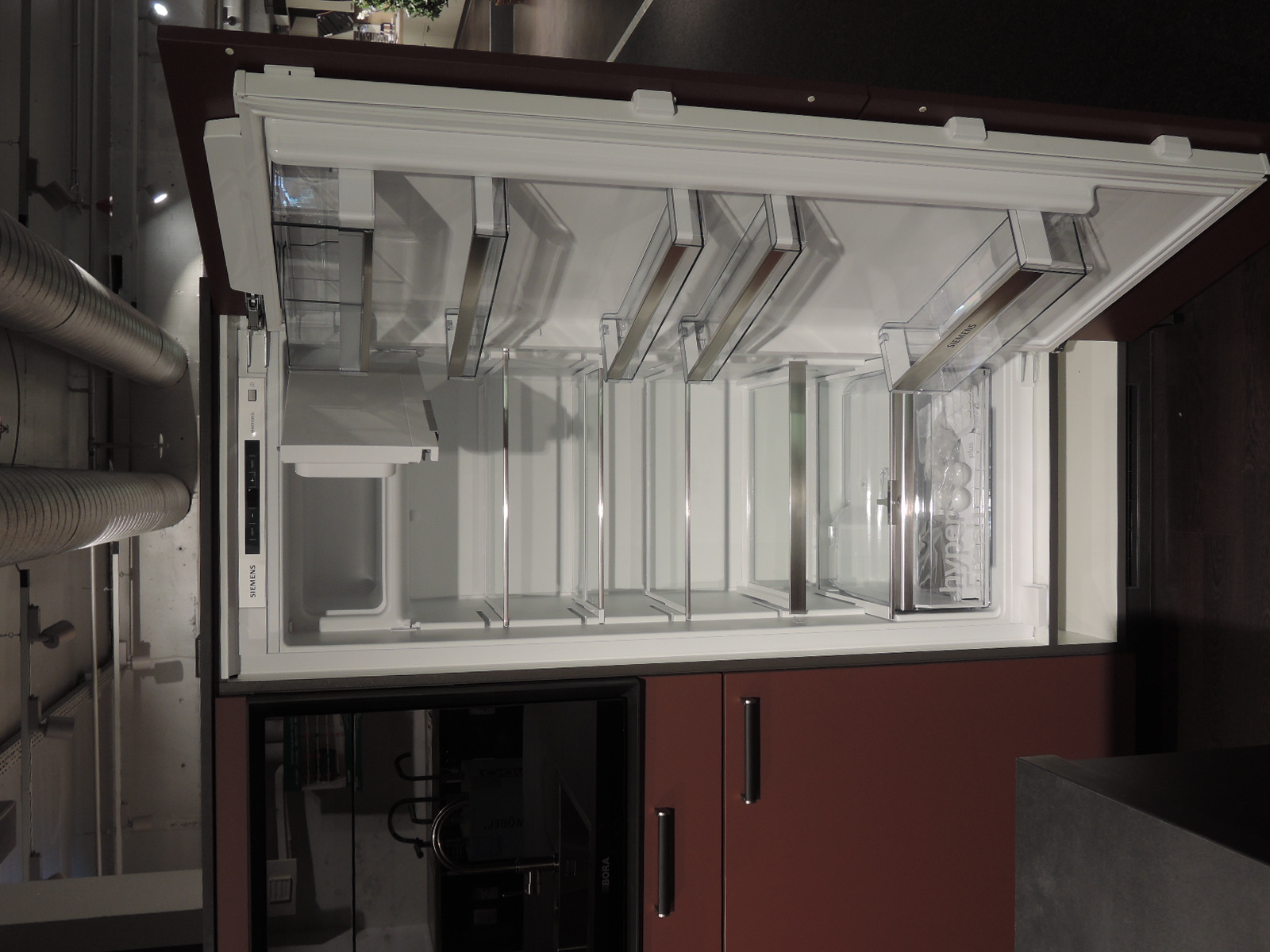 Blick in den Einbau-Kühlschrank der Ausstellungsküche