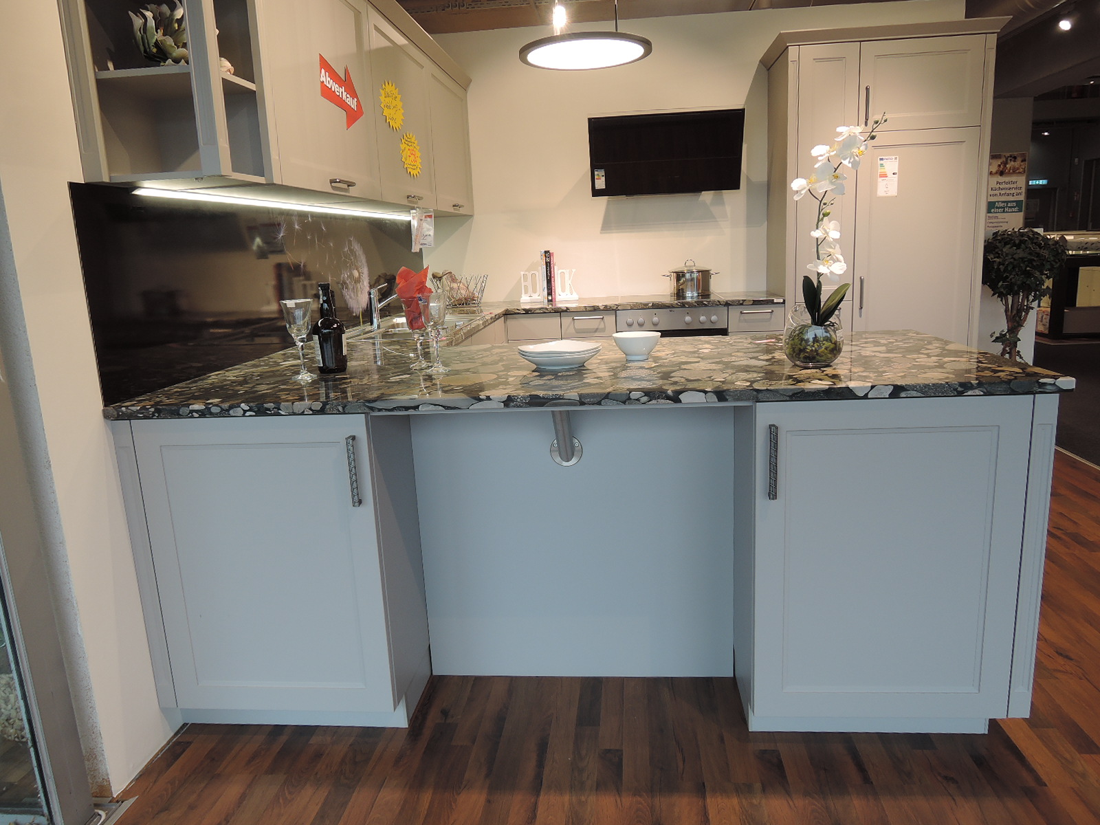 Blick auf die Außenseite der linken Seite der U-Küche 