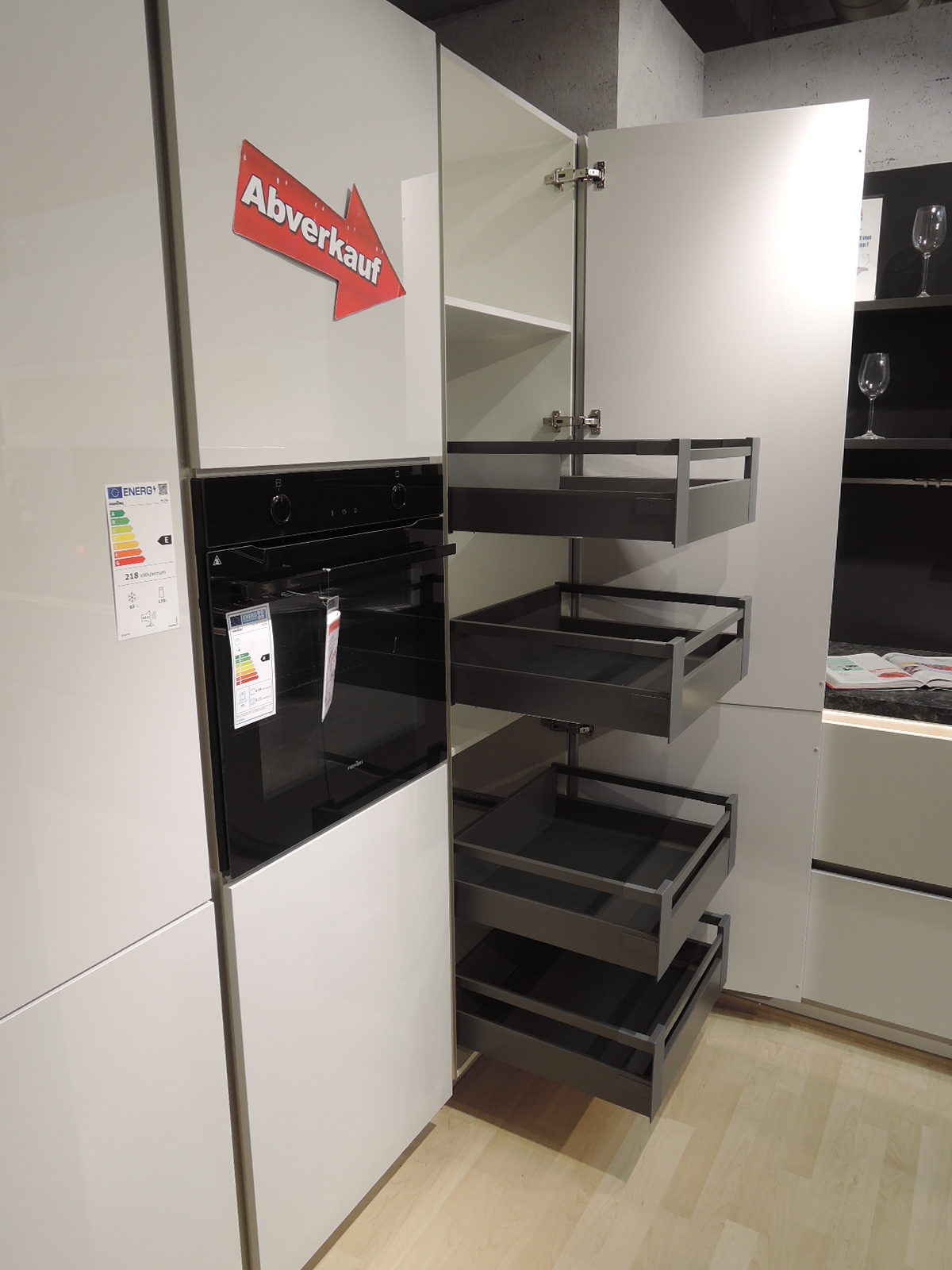 Blick in den geöffneten Schrank mit vier praktischen Innenauszügen