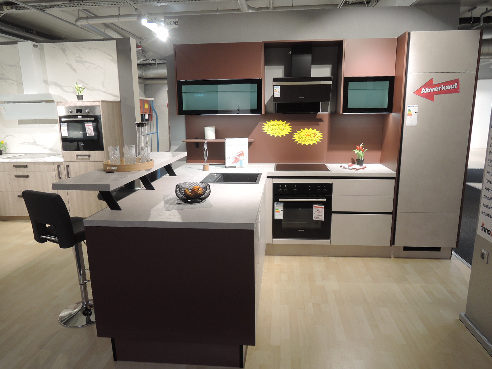 Gesamtansicht der Ausstellungsküche 181438 PN 100 in Kombination mit PN 150 der Marke Modulform