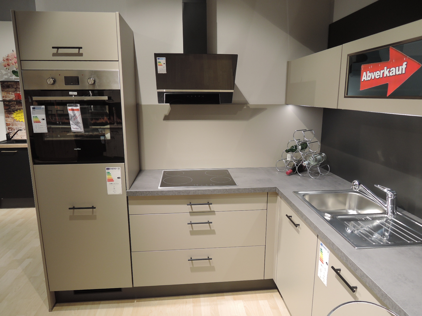 Blick auf die linke Seite der U-Küche 