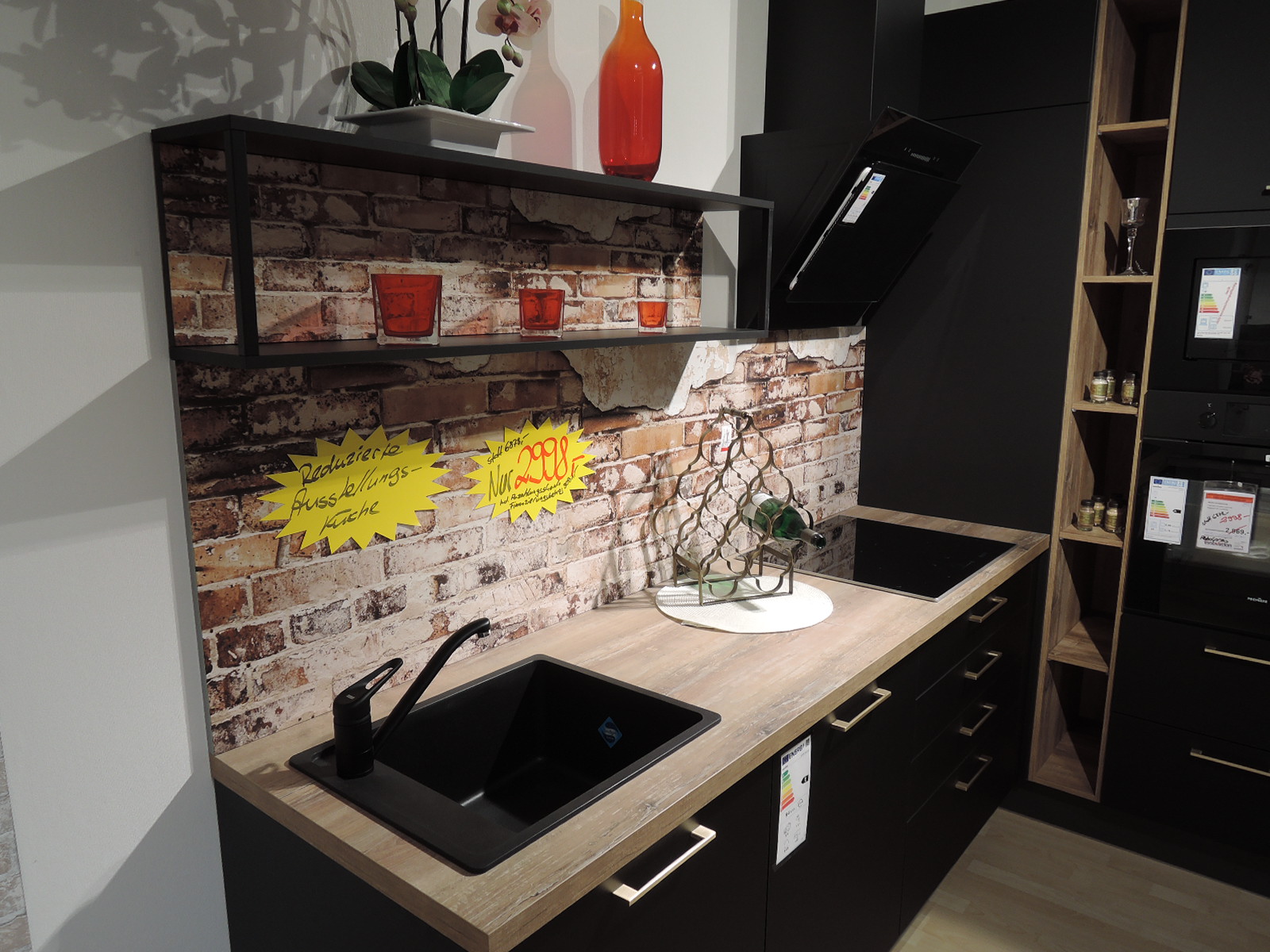 Seitlicher Blick auf die Nischenrückwand mit Regalen hinter der Spüle