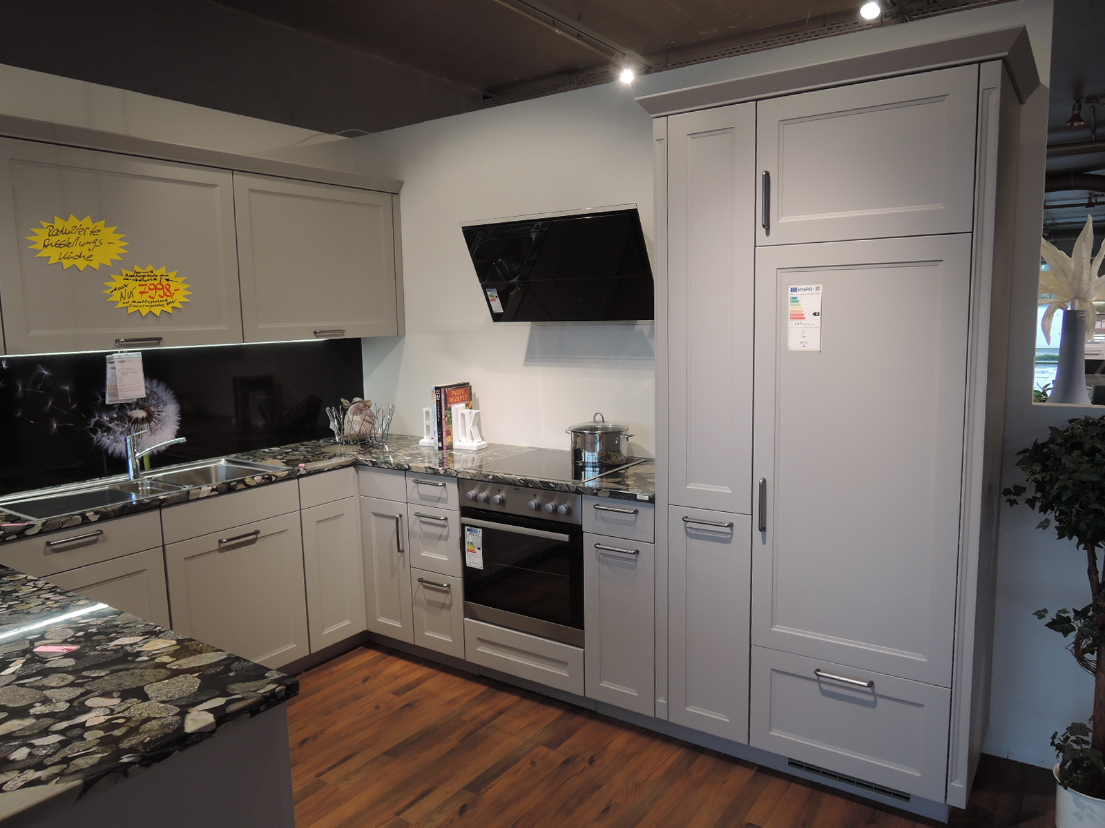 Blick in die rechte  Innenseite der U-Küche