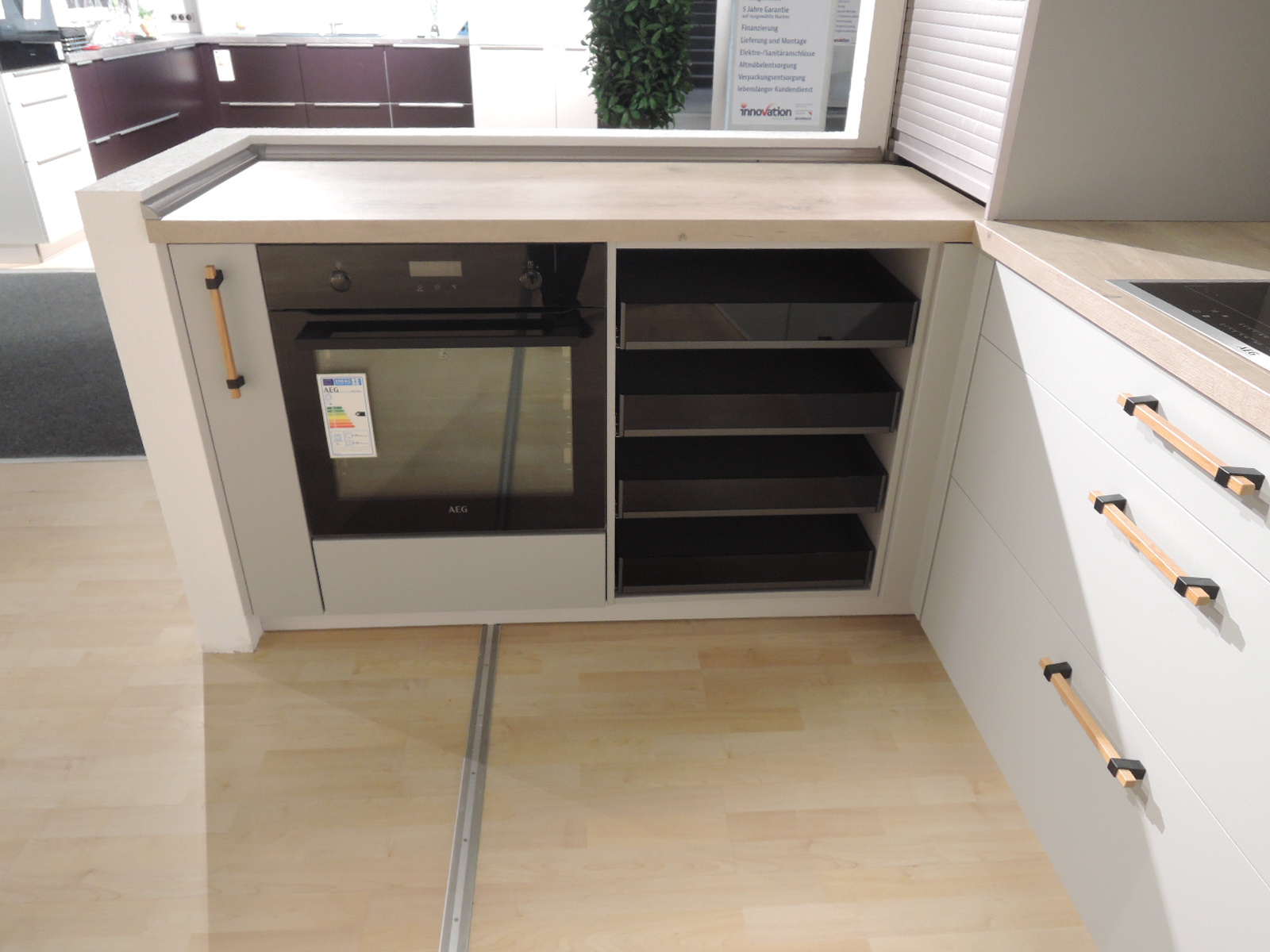 Blick auf die linke kurze L-Seite mit Blick auf den Herd