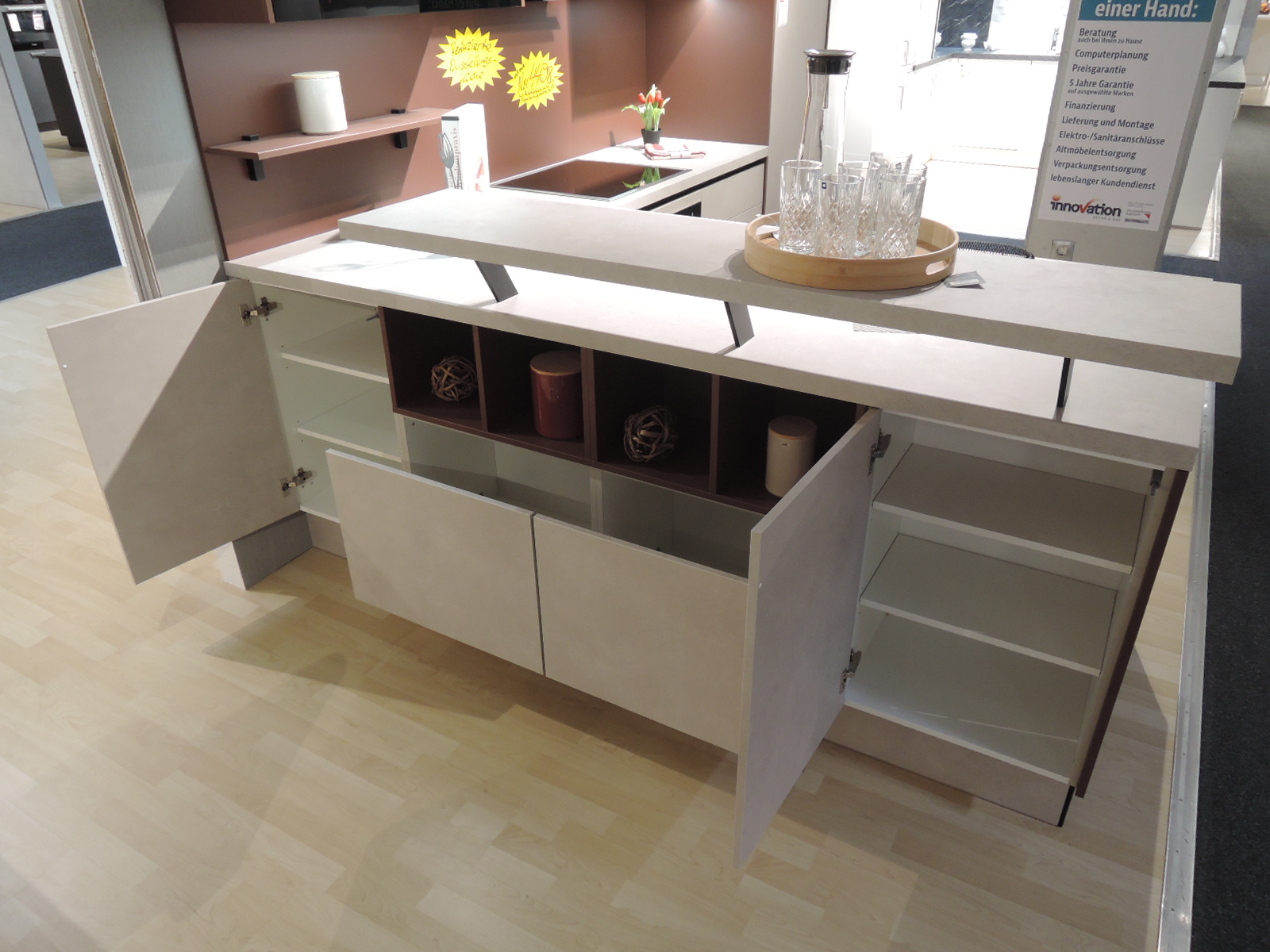 Blick auf die Außenseite mit Theke mit geöffneten Unterschänken