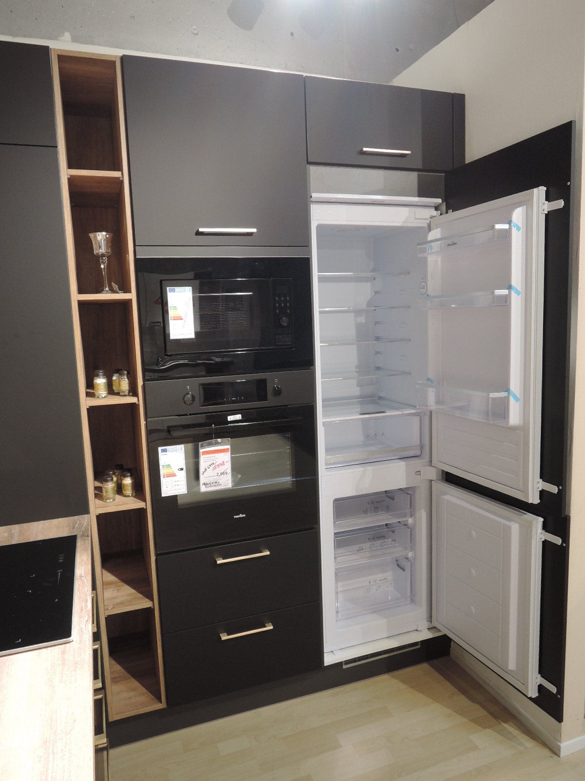 Blick in die geöffnete Kühl-Gefrierkombination