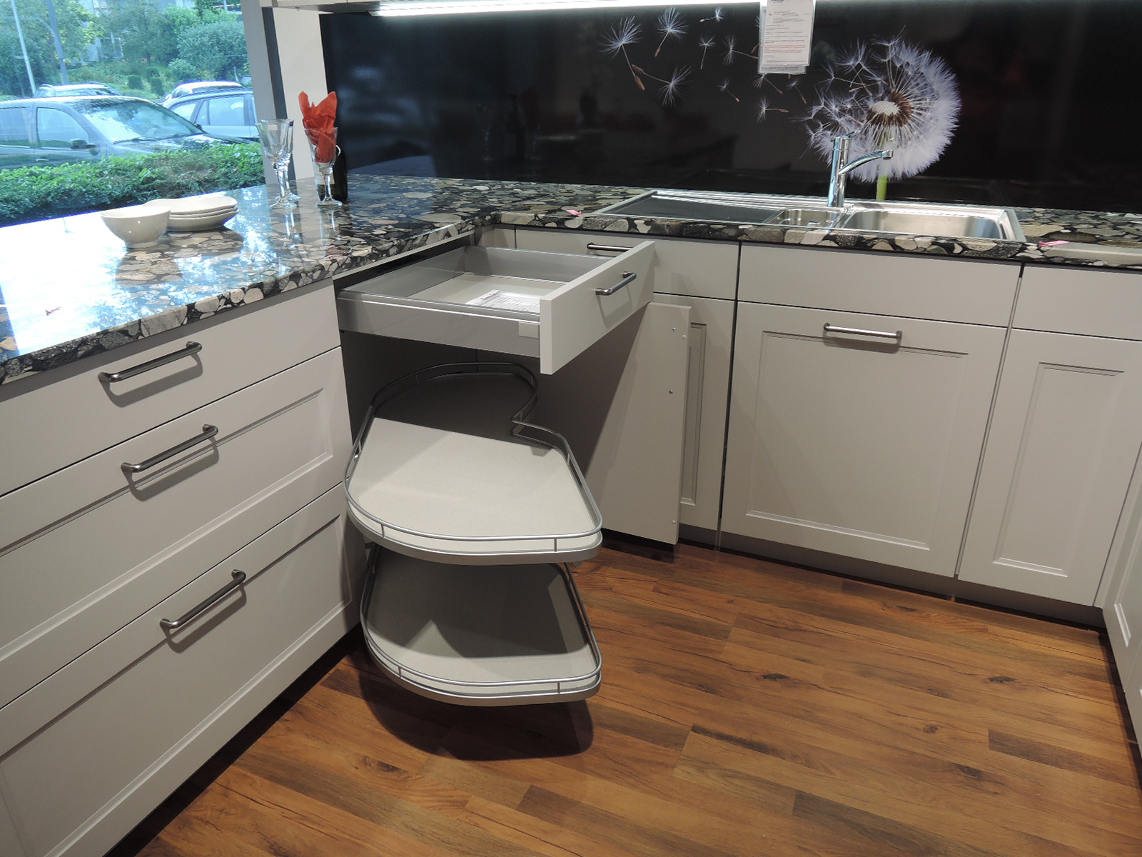 Blick in die linke Ecke mit geöffneter Schublade und darunterliegenden LeMans