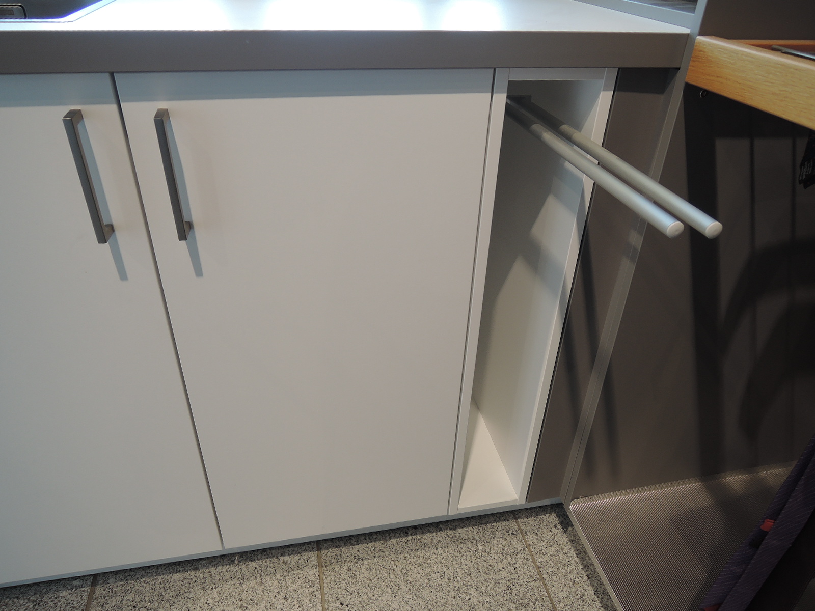 Ausziehbarer zweiarmiger Handtuchhalter rechts vom Unterschrank an Spüle