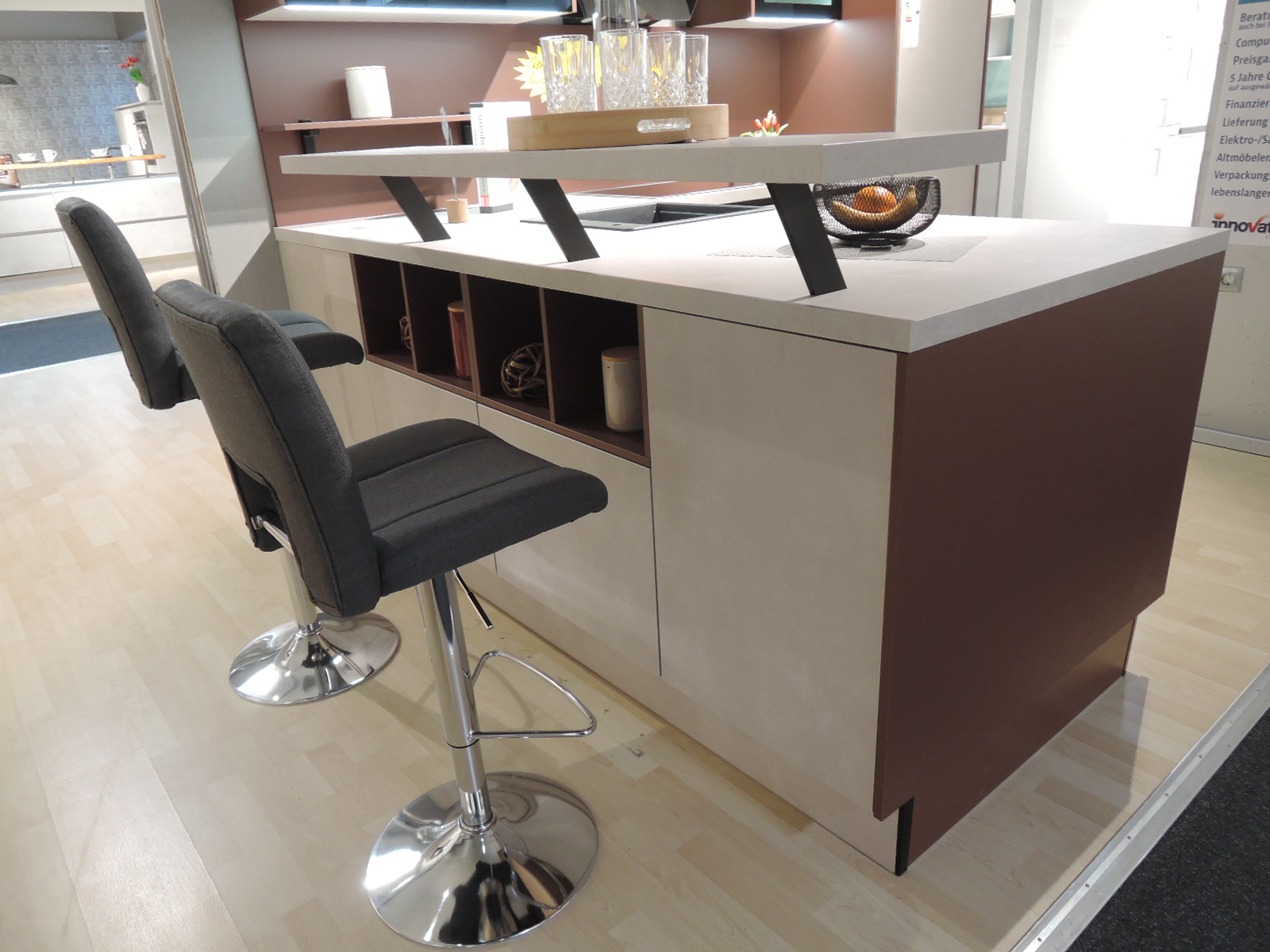 Blick auf die Außenseite mit Theke und offenen Regalen