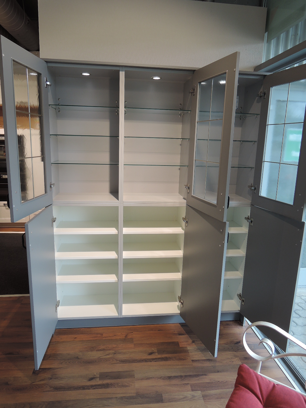 Blick in den geöffneten Vitrinenschrank
