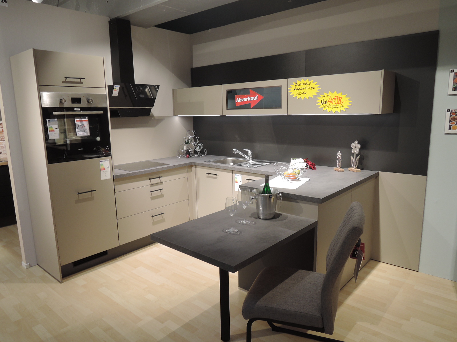 Blick auf die Ausstellungsküche 180800 IP 180800 der Marke Impuls