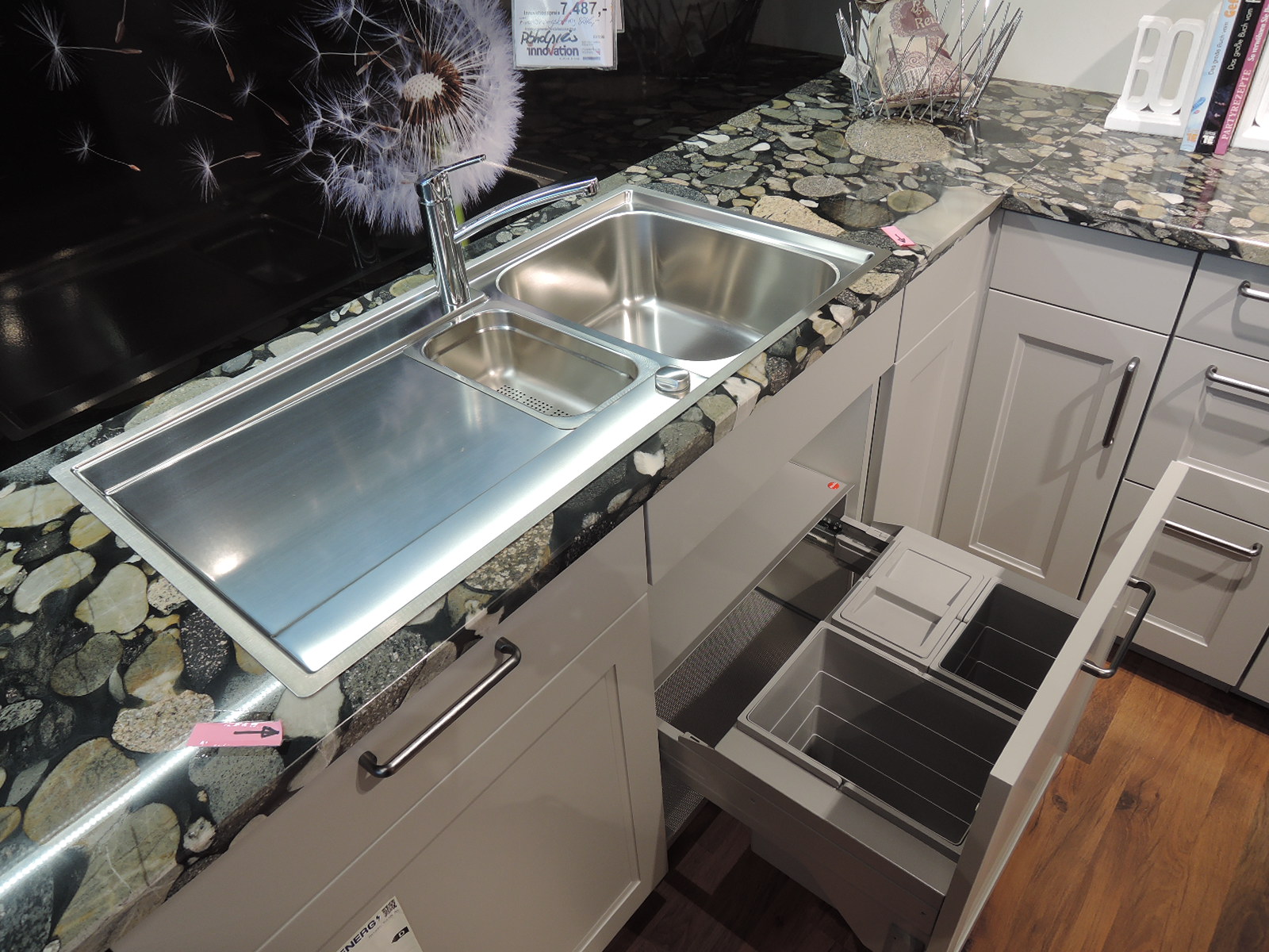 Blick auf die Spüle und in das Müllsystem