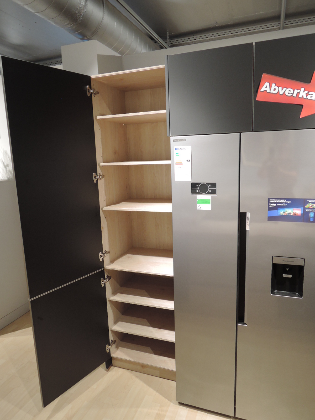 Blick auf den geöffneten Seitenschrank links vom Side-by-Side-Kühlautomat