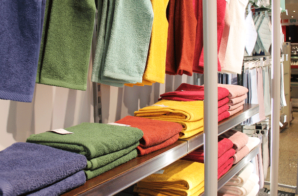 Kuschelweiche Handtücher in verschiedenen Farben bei Innovation in Günzburg
