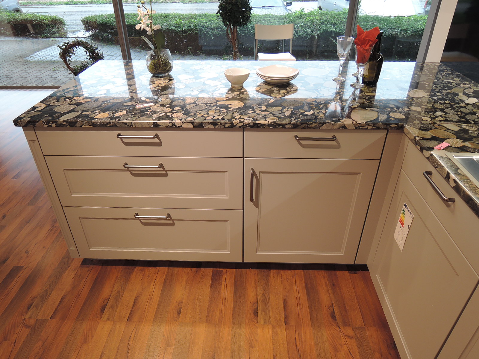 Blick auf die linke Innenseite der U-Küche