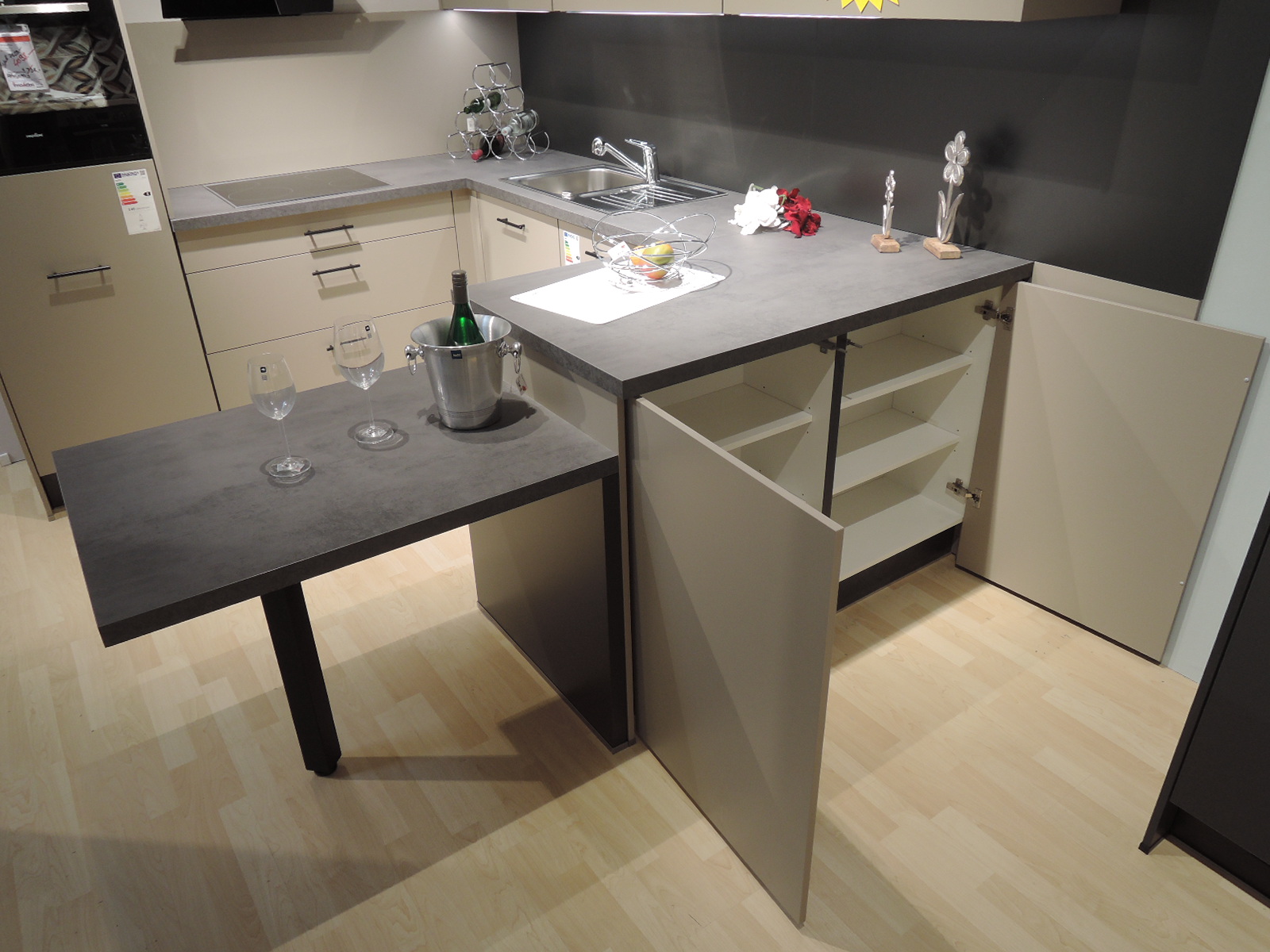 Blick auf die rechte Außenseite der U-Küche mit geöffneten Unterschränken