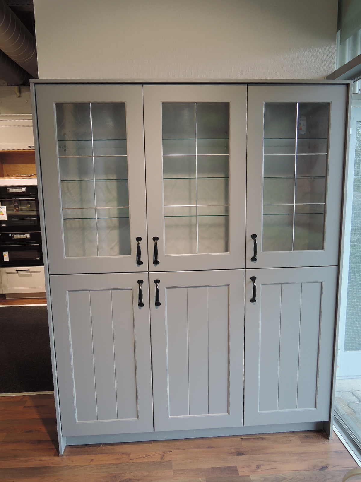 Blick auf Vitrinenschrank