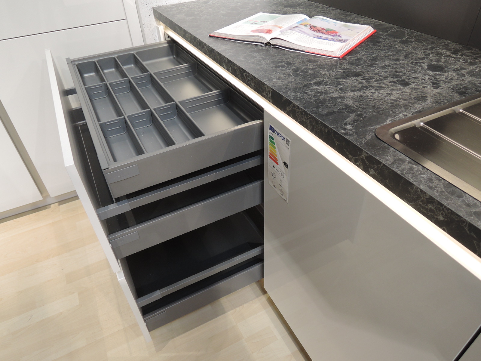 Blick in die geöffneten Auszüge mit Innenauszug mit Besteckeinsatzlinks vom Geschirrspüler